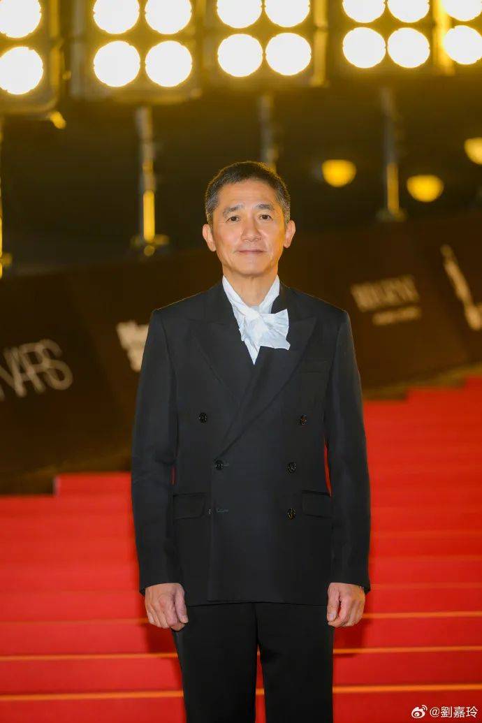刘嘉玲连发10多张梁朝伟照片：他都不知道自己帅<strong></p>
<p>如何玩转币圈</strong>！头发白了也不肯染