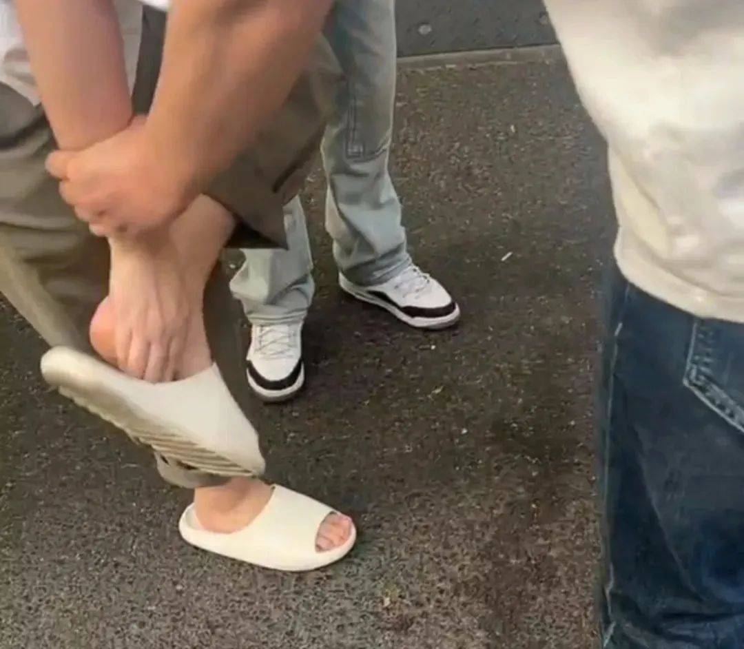 男子脚踩手机偷拍女生裙底<strong></p>
<p>如何查看软件源代码</strong>，被两名路人当场擒住！