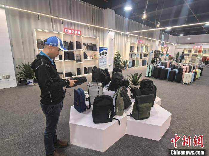 湖南怀化建设“国际箱包之都” 产品劲销全球