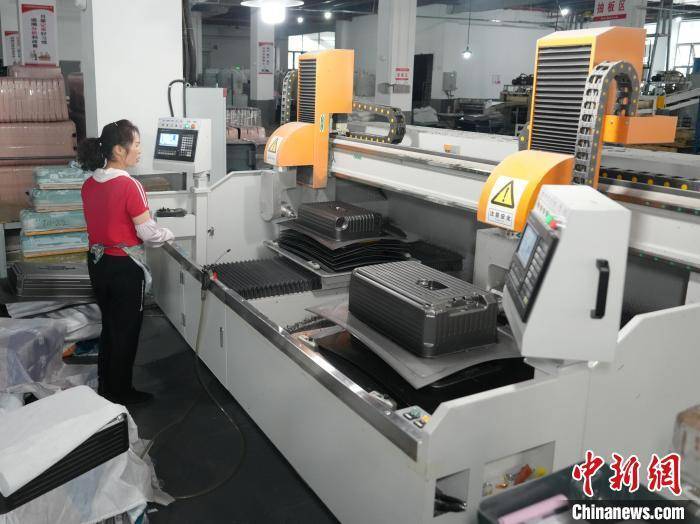 湖南怀化建设“国际箱包之都” 产品劲销全球