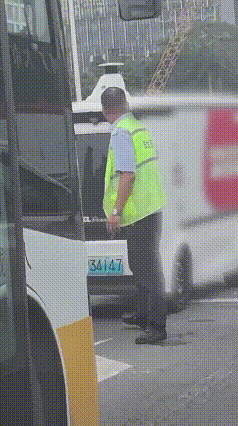 深圳一无人快递车疑走错路<strong></p>
<p>币澳国际怎么样</strong>，与公交车“针锋相对”！最新回应