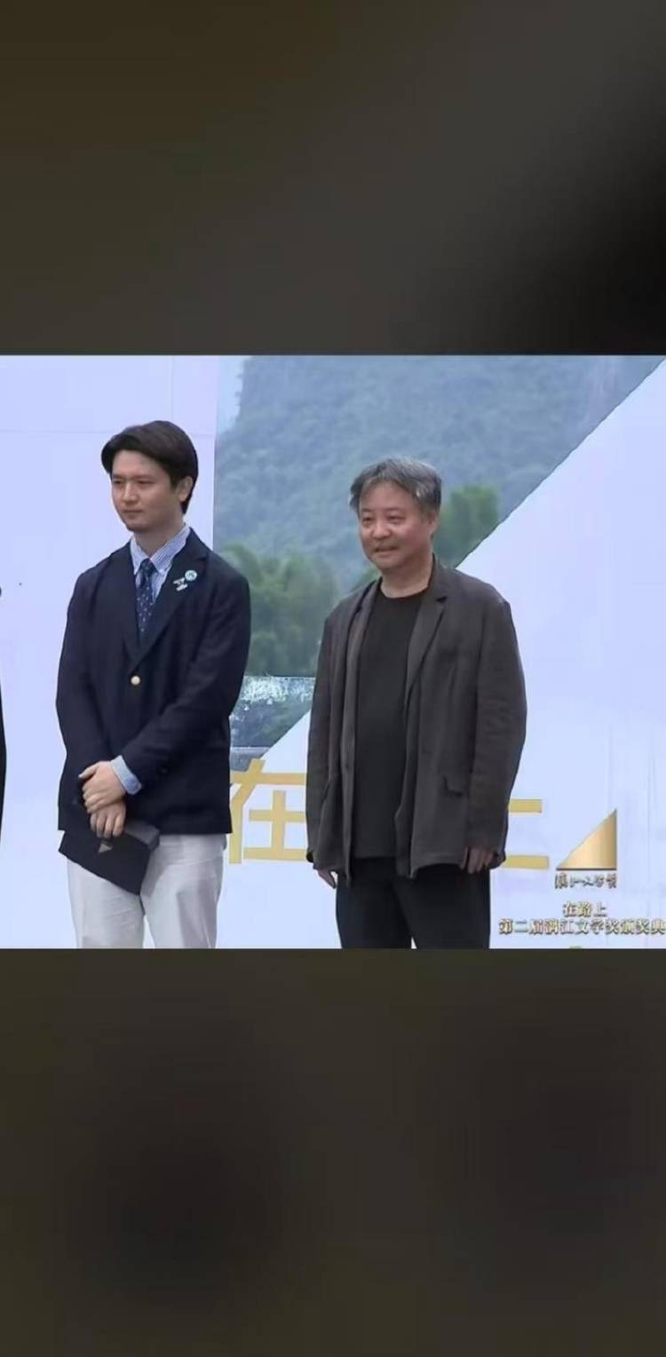 “初恋在读博时去世”<strong></p>
<p>债券怎么交易的</strong>，湖北小伙领奖台上讲述自己的爱情故事感动全网