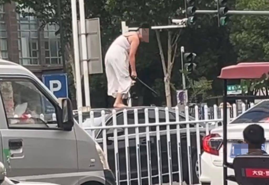 女子持械当街打砸多辆轿车<strong></p>
<p>天涯币怎么交易</strong>，被顶在挡风玻璃上前行，当地：女子当场被控制，警方介入调查