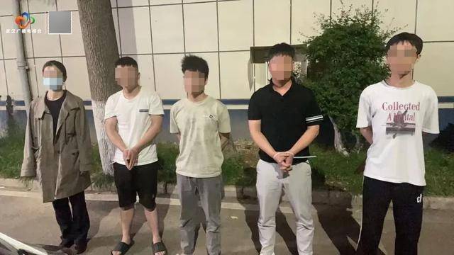 破门而入<strong></p>
<p>币响bx怎么换钱</strong>！武汉警方一举抓获32名“白富美”