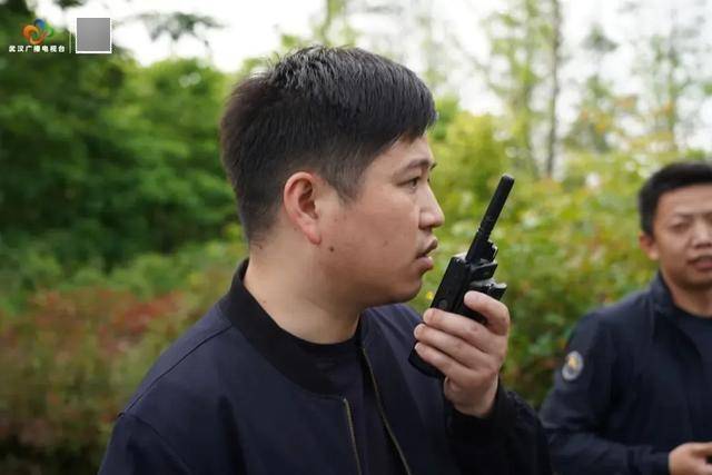 破门而入<strong></p>
<p>币响bx怎么换钱</strong>！武汉警方一举抓获32名“白富美”