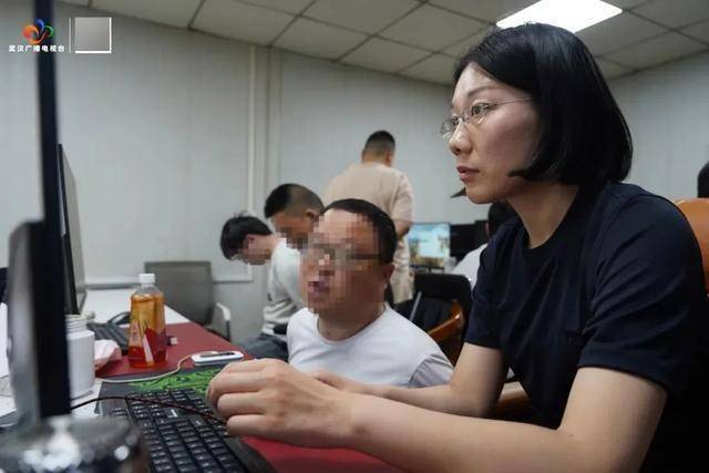 破门而入<strong></p>
<p>币响bx怎么换钱</strong>！武汉警方一举抓获32名“白富美”