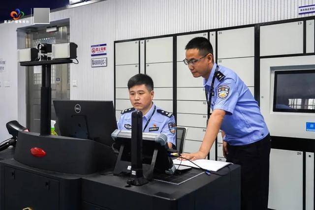 破门而入<strong></p>
<p>币响bx怎么换钱</strong>！武汉警方一举抓获32名“白富美”
