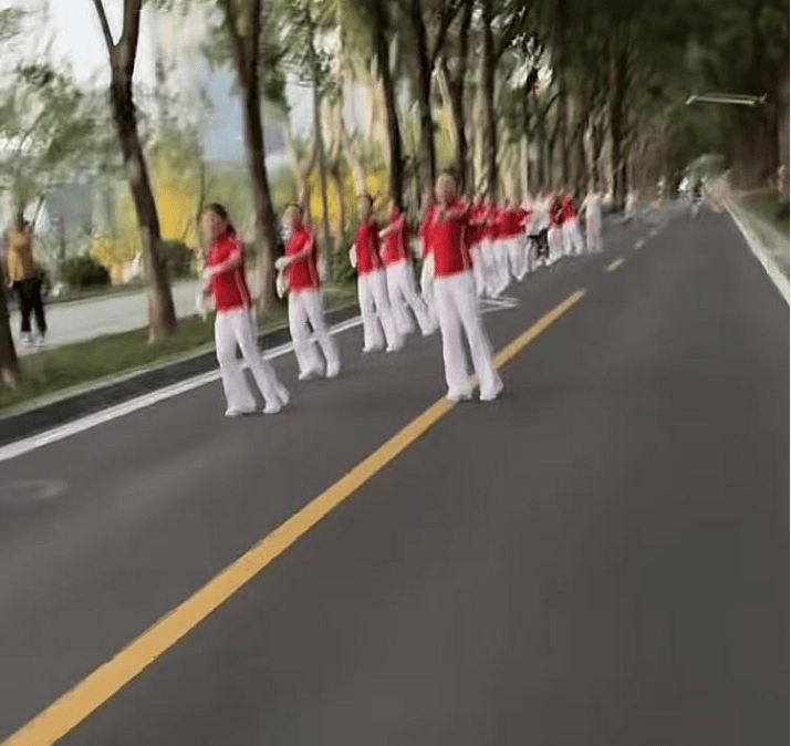 武汉大妈拉线封路跳广场舞<strong></p>
<p>波场币怎么买</strong>，悬挂告示“锻炼区域车辆绕行”？当地回应