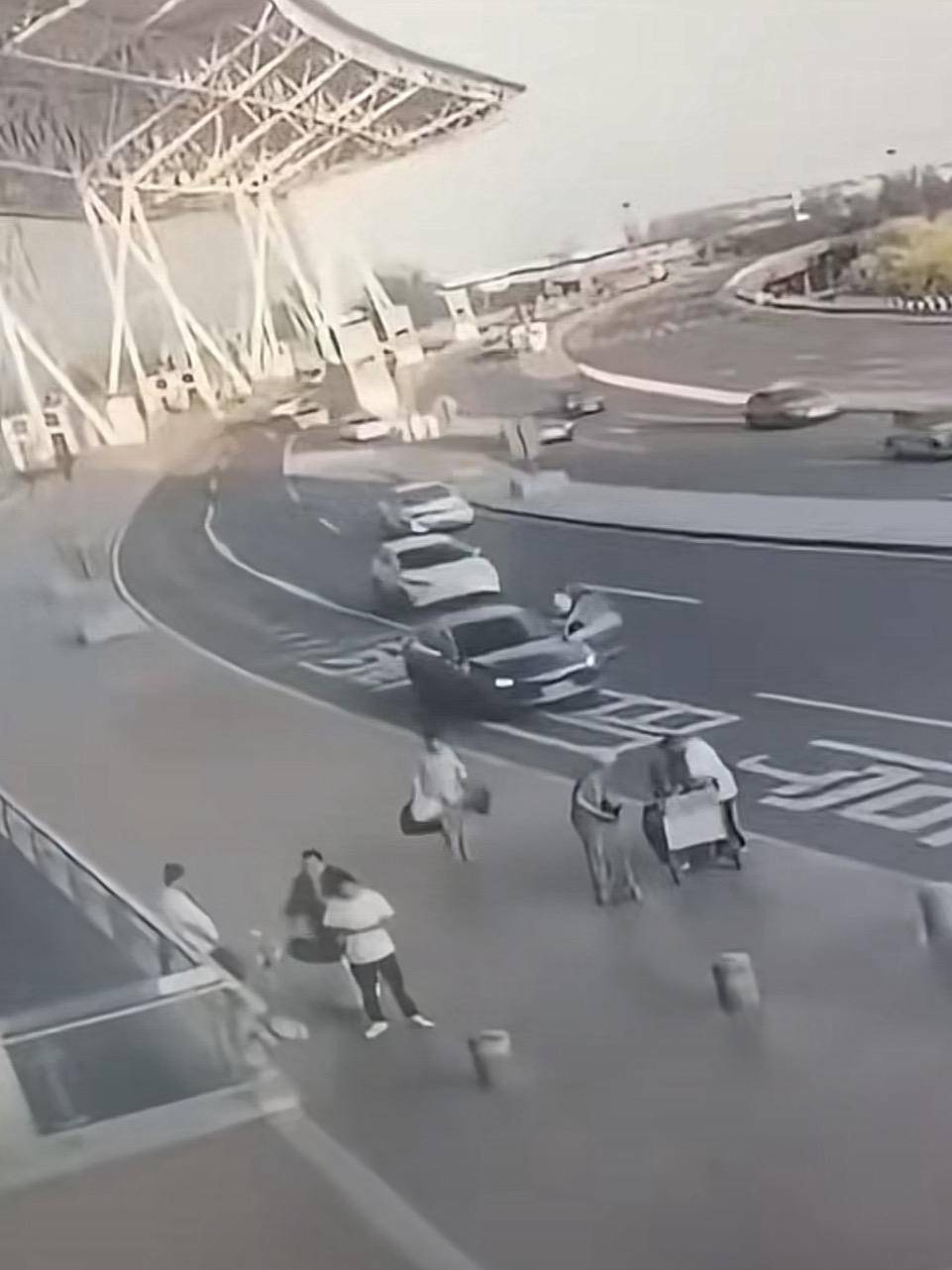 天津滨海机场一司机开门下车被相邻车道来车撞倒<strong></p>
<p>v币怎么用</strong>，车门脱落 交警正调查，律师分析