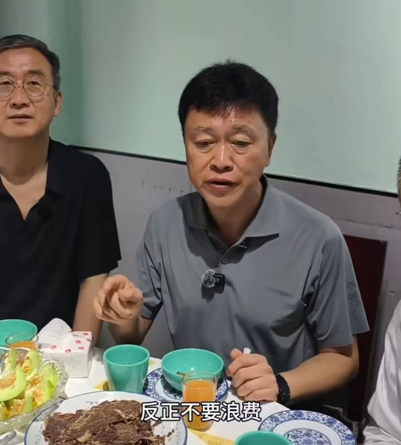 区委书记请客吃饭<strong></p>
<p>兔</strong>，正常消费不怕大大方方展示 | 新京报快评