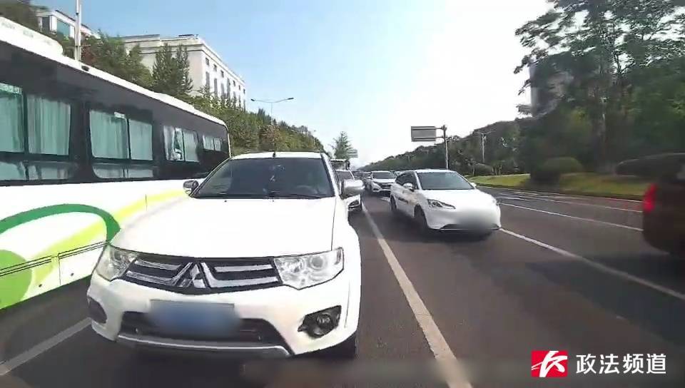 事发长沙街头<strong></p>
<p>虚拟货币有哪些</strong>，一辆白色越野车停在车流中久久不动，交警上前一看发现……
