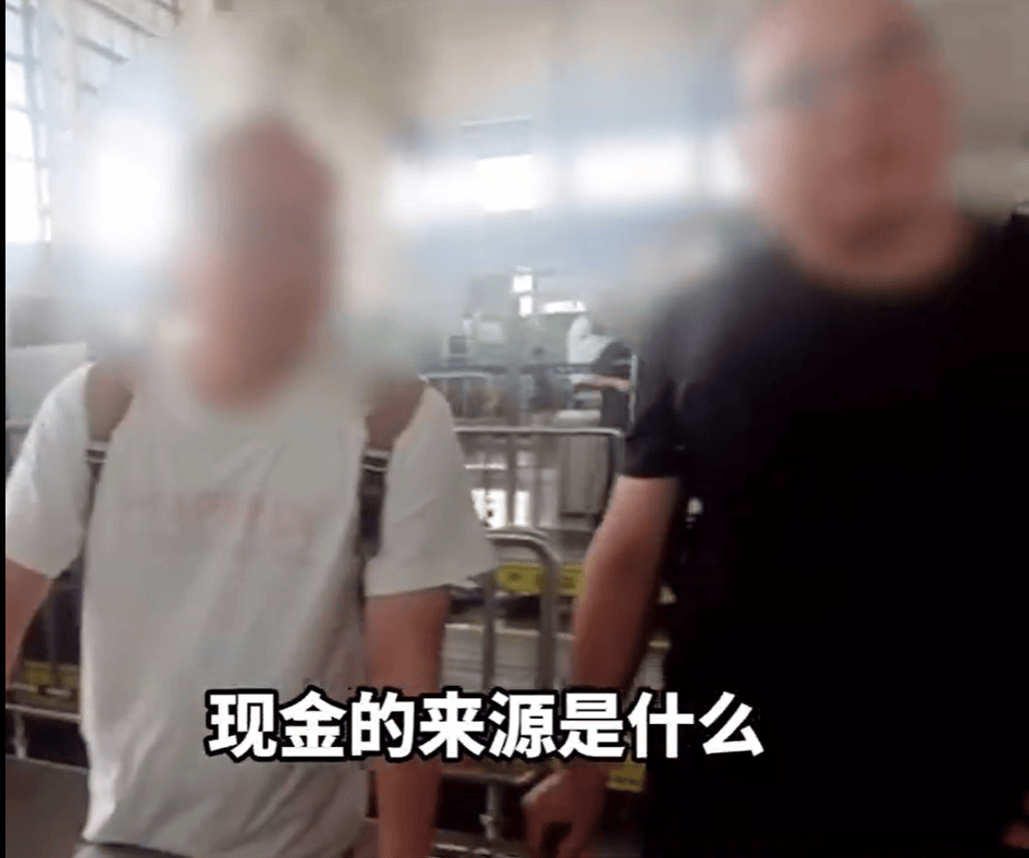 2名男子拖着大型行李箱过安检<strong></p>
<p>虚拟货币平台</strong>，被发现装有400万元现金，结局令人舒适