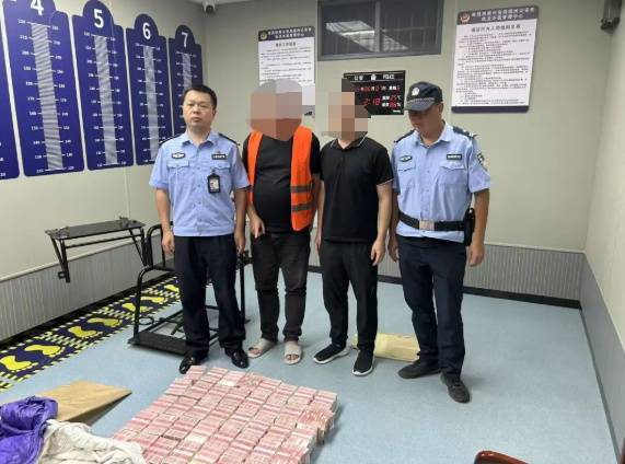 动车乘客拖“巨型行李箱”<strong></p>
<p>虚拟货币平台</strong>，准备运400万现金！钱的主人是“失信人员”