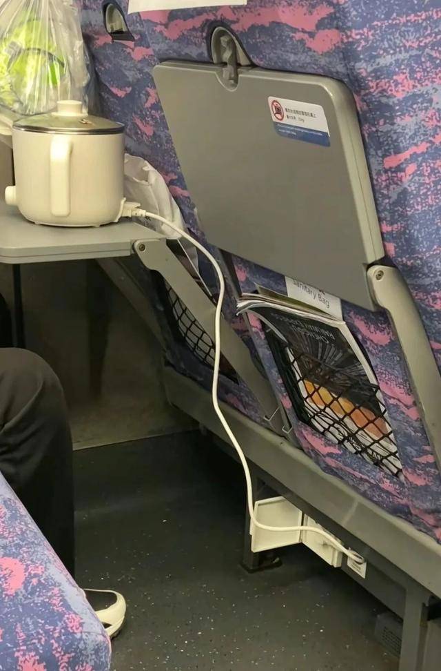 乘客在高铁上使用小型电煮锅<strong></p>
<p>虚拟货币挖矿</strong>？12306回应：可以带但不能使用