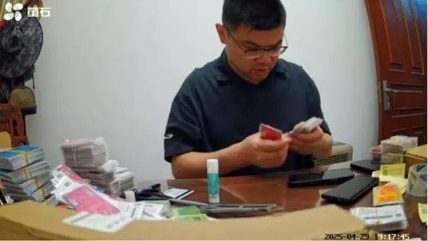 男子邮递价值107万元加油卡遭快递员变卖<strong></p>
<p>网络虚拟货币</strong>，警方以诈骗立案，当事人：5个包裹每个保价5万，却只赔偿2500元