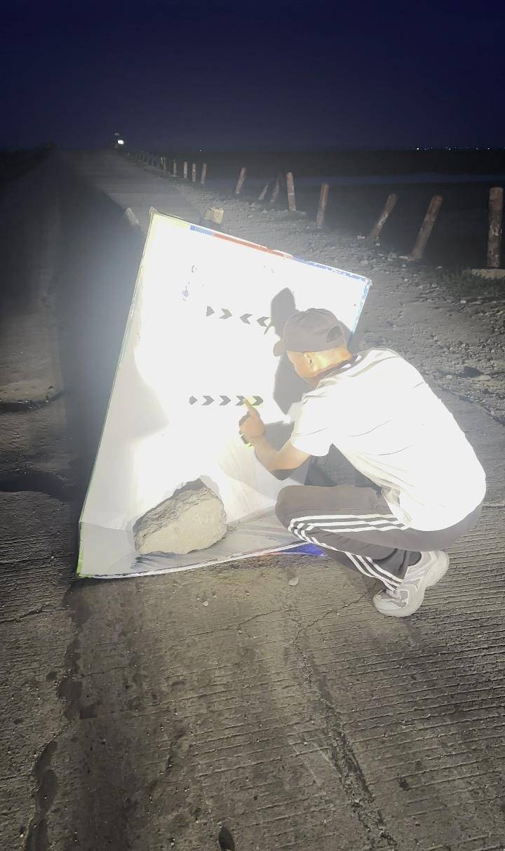 夜晚开车遇大坑<strong></p>
<p>虚拟货币交易所排名</strong>，内蒙古一对夫妻往返20余公里布置“警示牌”