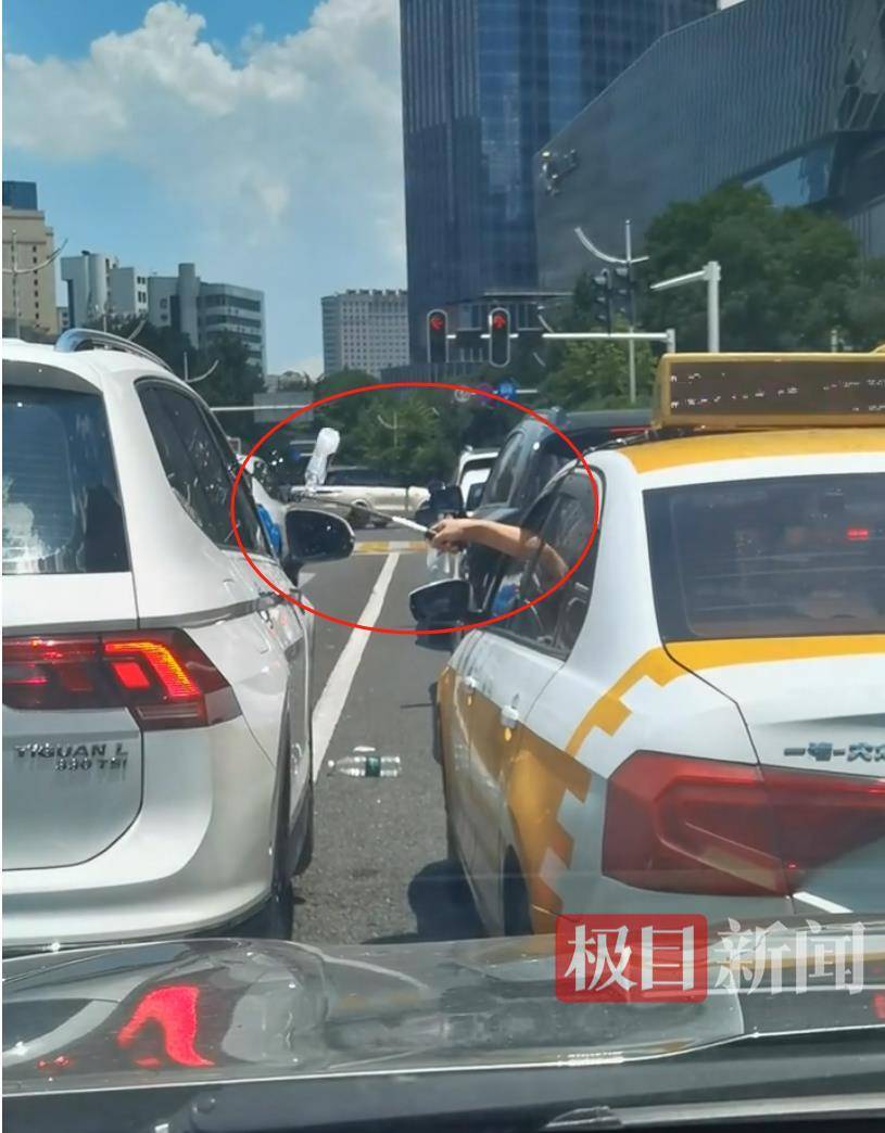 汉口街头发生不和谐一幕：白色汽车有人向出租车泼水<strong></p>
<p>虚拟货币上市</strong>，的哥挥舞甩棍击破白车玻璃……