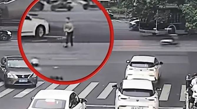 上海一8岁男童单独上路<strong></p>
<p>虚拟货币实时行情</strong>，闯红灯被车撞飞：“家长让我自己出来锻炼一下”
