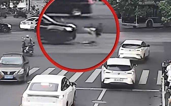 上海一8岁男童单独上路<strong></p>
<p>虚拟货币实时行情</strong>，闯红灯被车撞飞：“家长让我自己出来锻炼一下”
