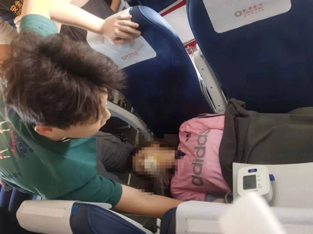 大二医学生飞机上救人被质疑“无执业资格”<strong></p>
<p>虚拟货币实时行情</strong>，当事人：紧急救助无需有证，并已在急诊见习半年；律师：确为见义勇为