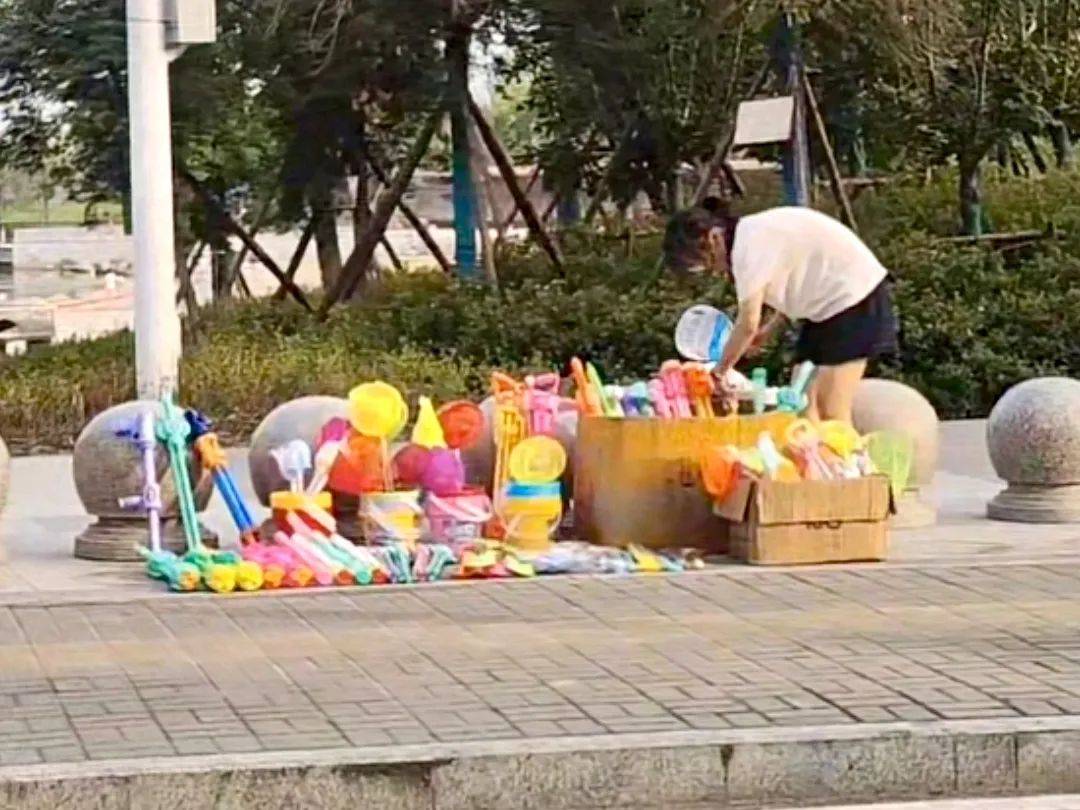 安徽14岁女孩暑假摆摊卖玩具25天赚2000元<strong></p>
<p>以太坊行情</strong>，家长：本意是锻炼孩子，走红后竞争多生意下滑
