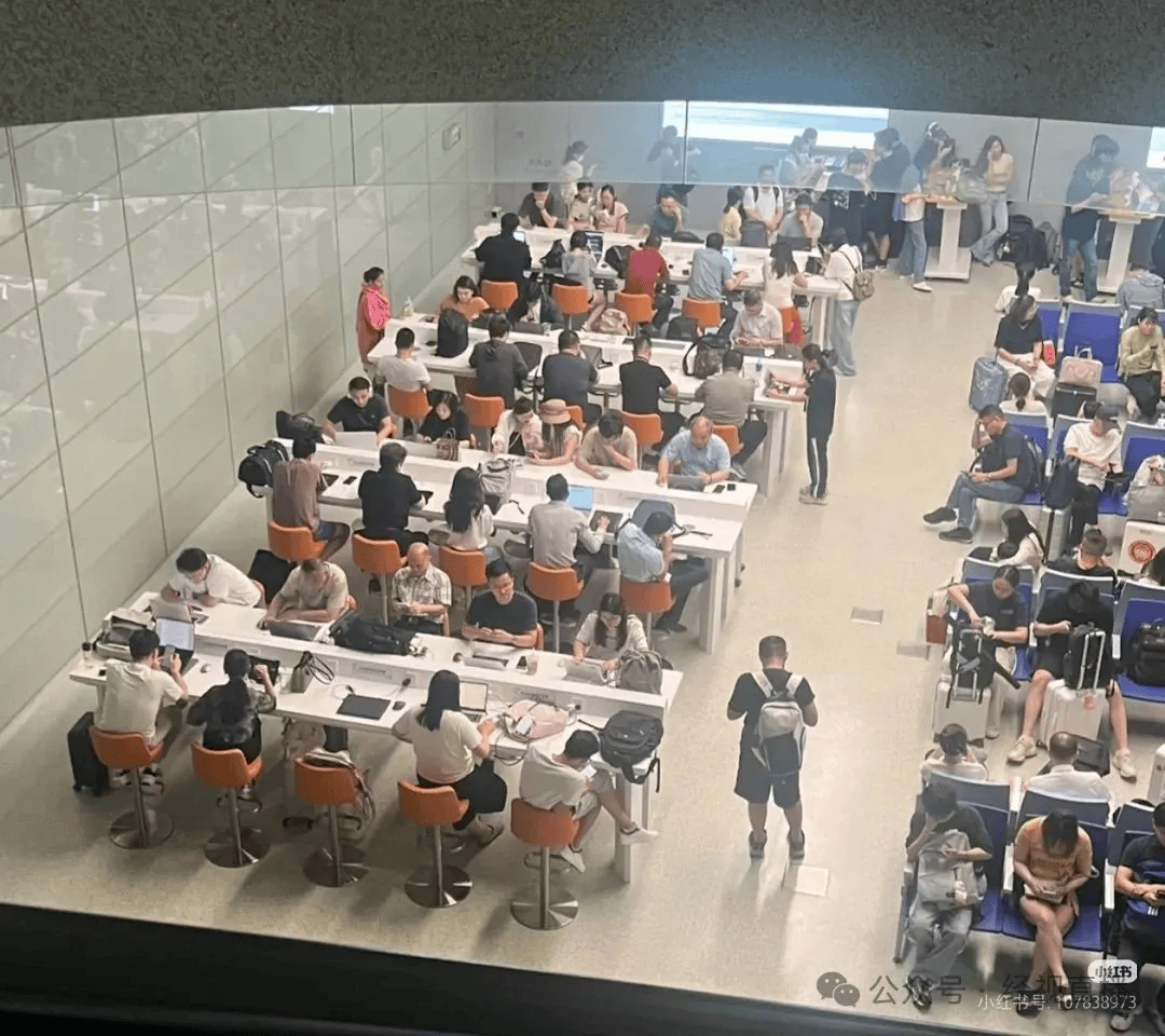 上海虹桥机场登机口被吐槽“班味好重” 机场:公共充电台可自由使用