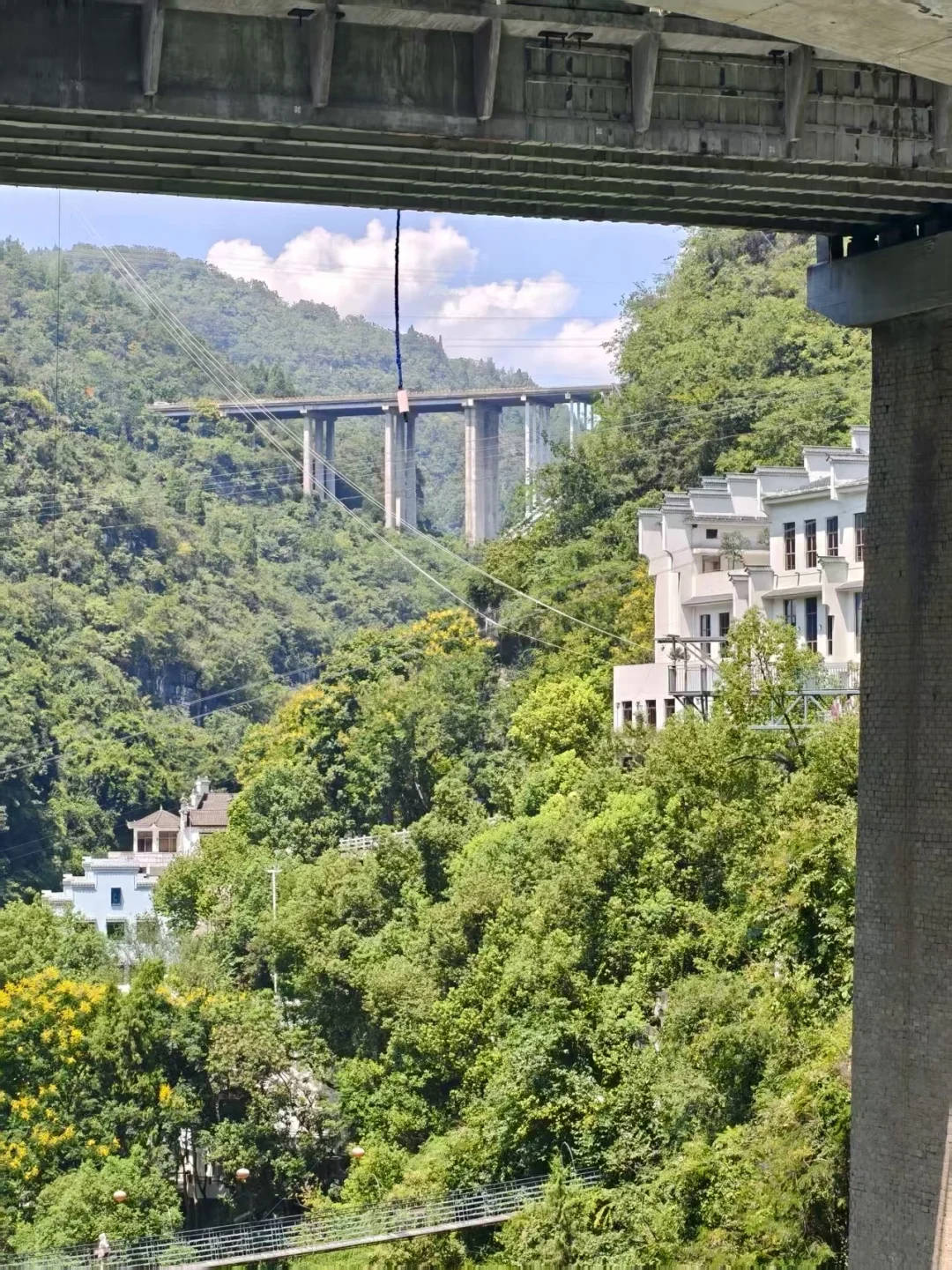 湖北宜昌一景区蹦极绳疑断开游客坠入水中<strong></p>
<p>以太坊今日行情价格</strong>，目击者称看到水里有血迹，当地：无生命危险