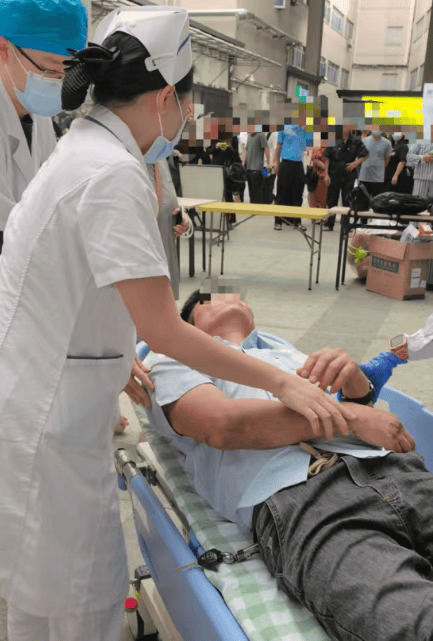 东莞一男子陪同家人就诊时突然倒地<strong></p>
<p>以太坊实时价格行情</strong>，护士“火眼金睛”抢回生机