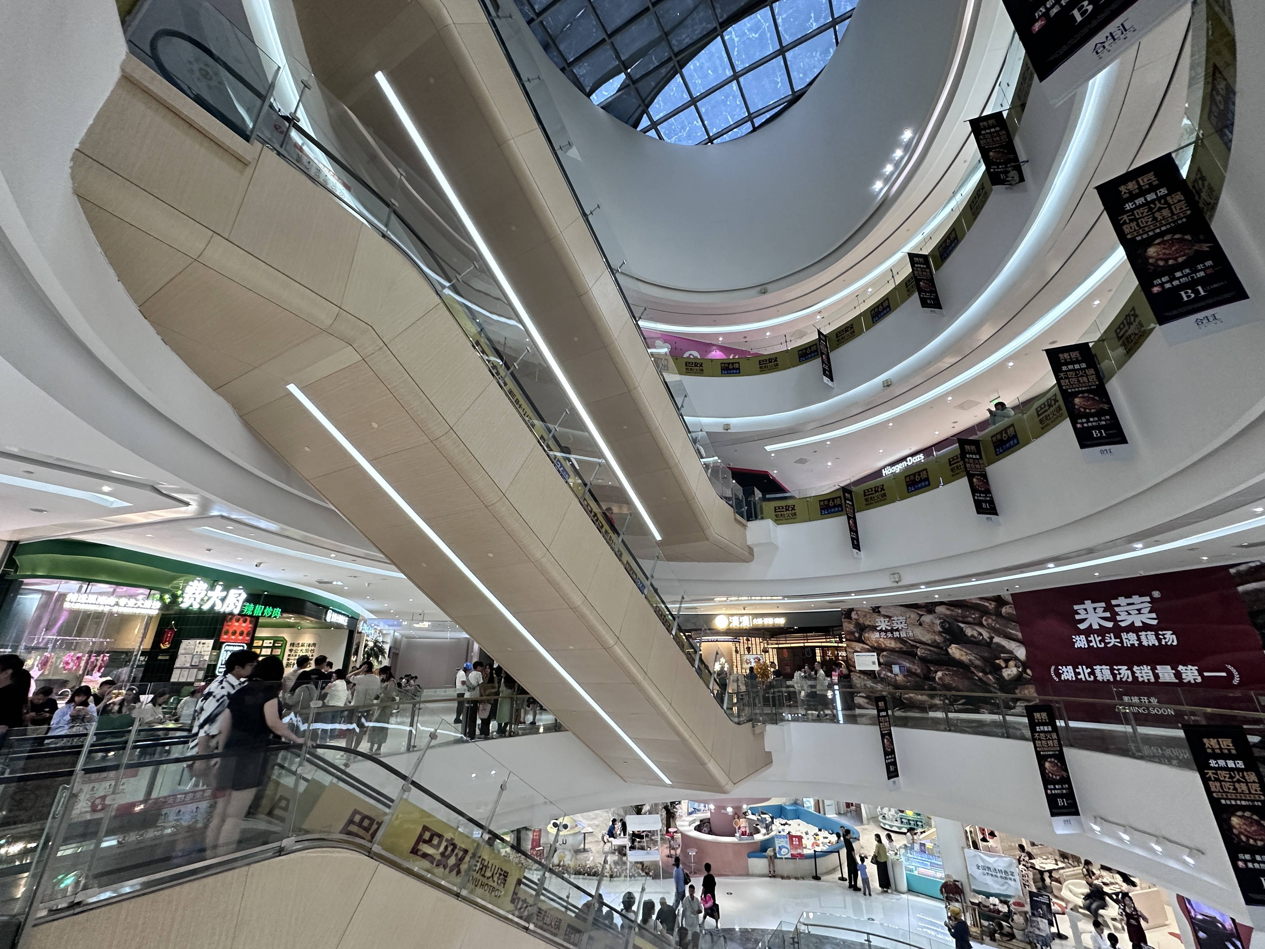 “排队王”扎堆开店<strong></p>
<p>以太坊最新</strong>，餐饮品牌为何喜欢“贴身肉搏”？