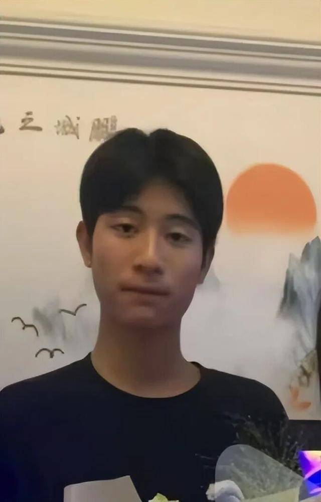 两名17岁学生失联10余天<strong></p>
<p>以太坊价格走势</strong>，在昆明被车接走，微信群里曾发“我快死了，快救救我”，警方已立案调查