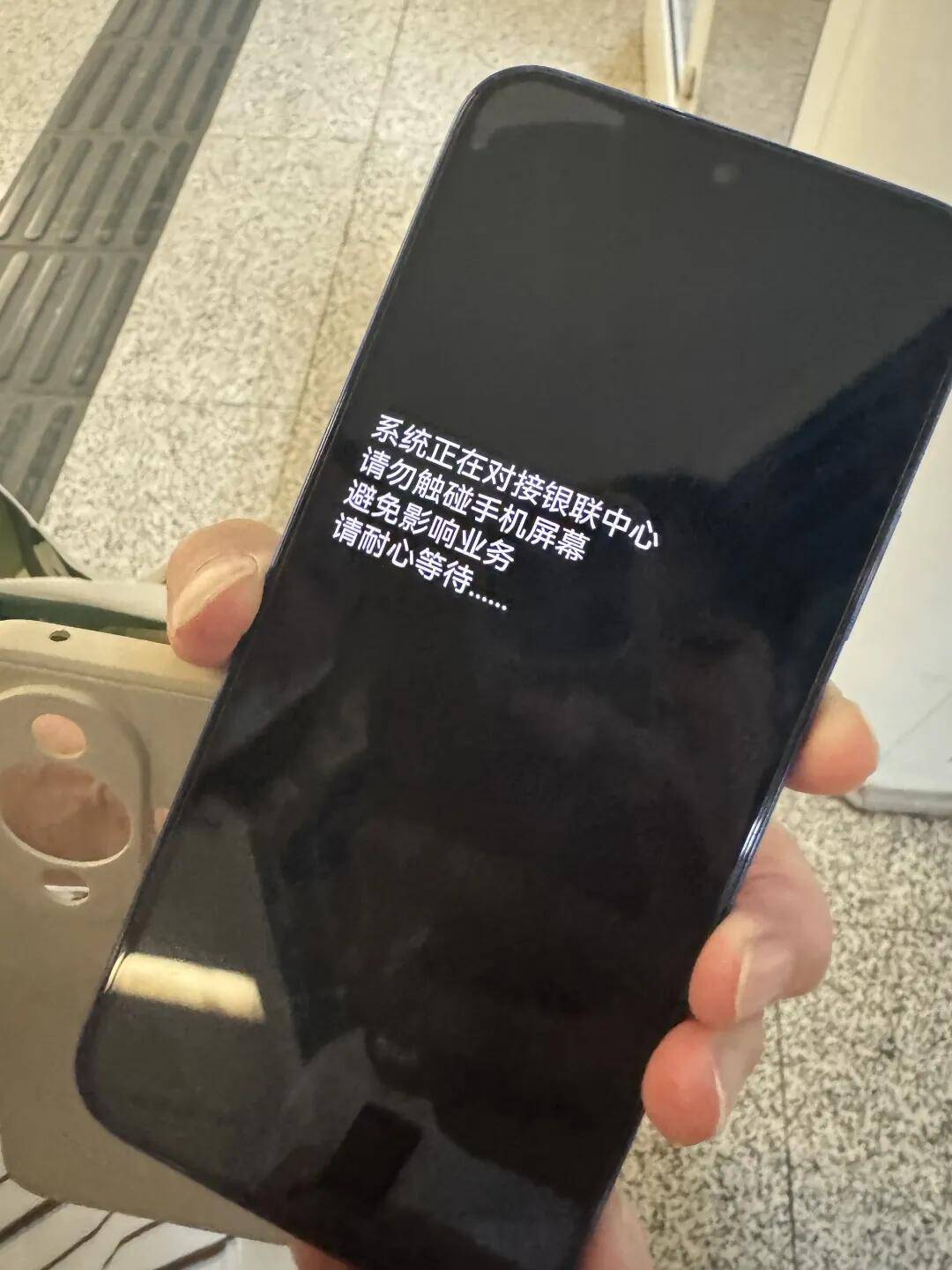 一根牙签“抢”回25万元!一老年乘客手机被“黑”<strong></p>
<p>以太坊美元行情</strong>,地铁值班站长紧急取卡