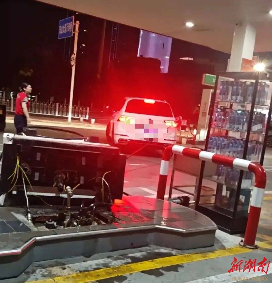湖北一车主加完油忘拔加油枪开车就走<strong></p>
<p>以太坊升级</strong>,直接拽倒加油机,工作人员:幸好加油机的切断阀自动紧急关闭
