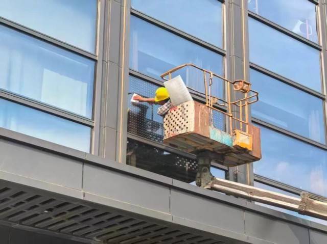 北京一座大厦楼下躺了14只鸟<strong></p>
<p>以太坊大跌</strong>，12只已死亡！元凶竟是玻璃