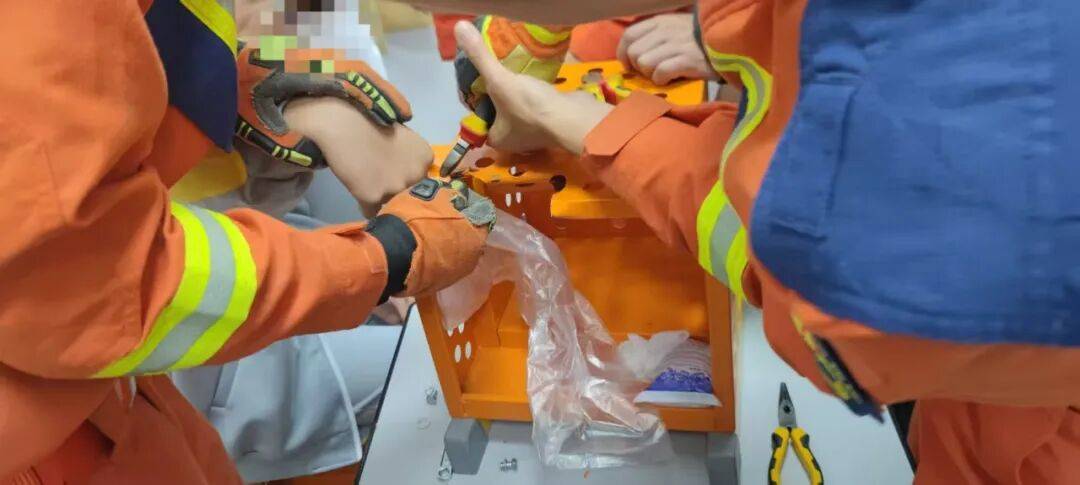 “同学<strong></p>
<p>以太坊现在价格</strong>，别乱伸手！”中学生因贪玩手指被卡