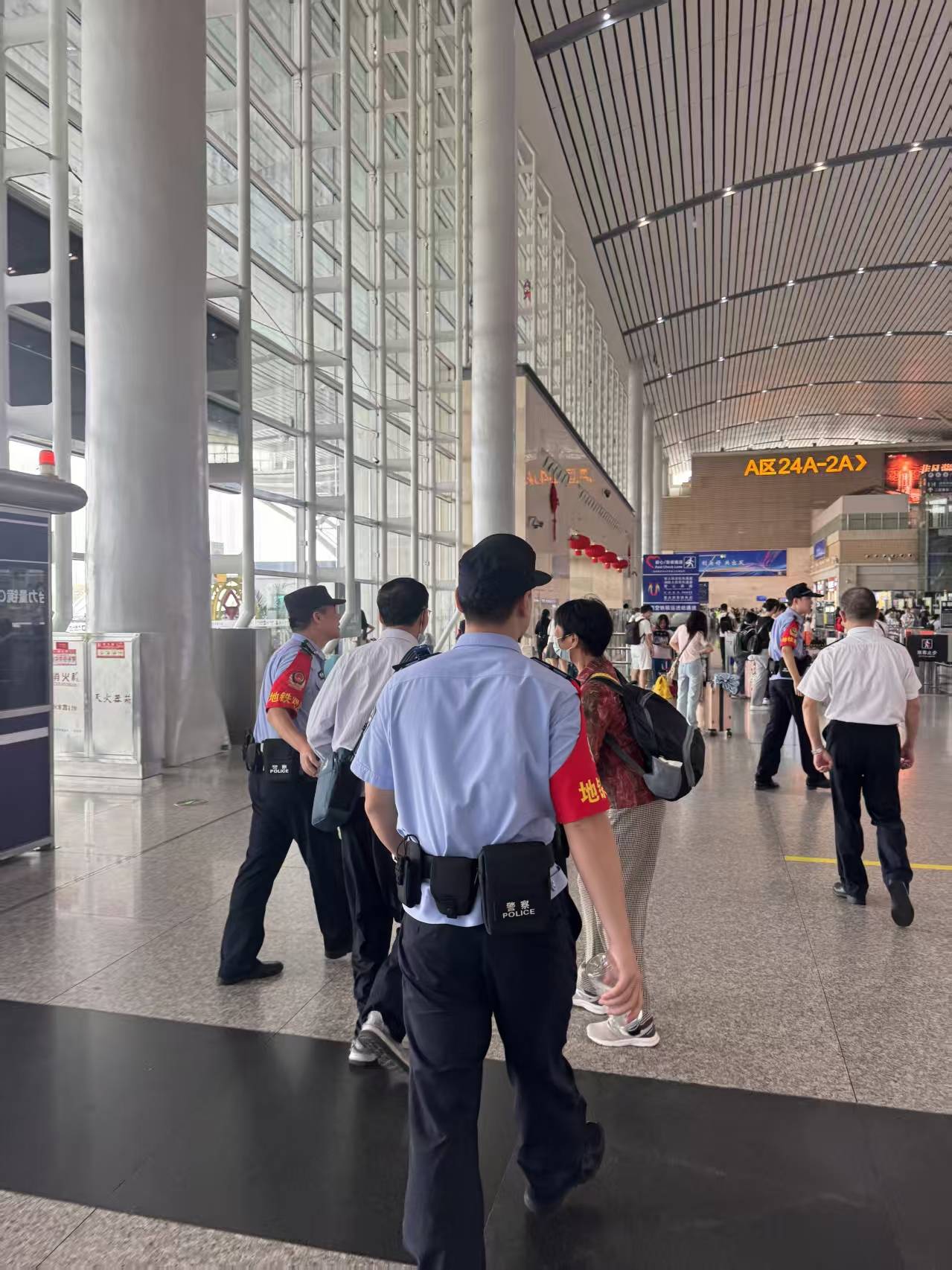 离高铁发车仅剩半小时!长沙民警接到一对海南老年夫妻求助<strong></p>
<p>以太坊现在价格</strong>,一路护送其顺利进站