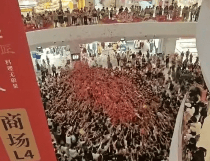 “天降红包雨”引发拥挤致顾客摔倒受伤<strong></p>
<p>以太坊最新消息</strong>，三亚大悦城致歉