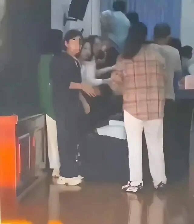 家长们跪成一排<strong></p>
<p>以太坊币行情</strong>,学生蒙眼从背上踩过?教育局回应河南一中学举办活动引热议:正调查处理