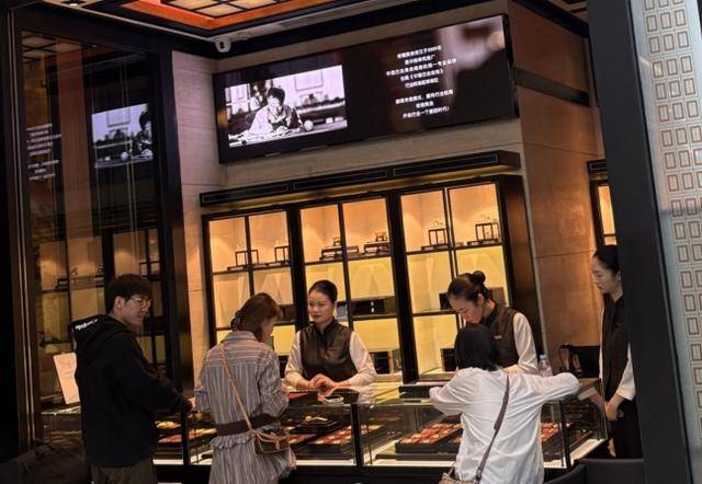 金价创历史新高!北京黄金消费“量价齐飞”<strong></p>
<p>以太坊币行情</strong>,年轻人买金饰当“理财”,买涨不买跌成共识|华夏双节观察