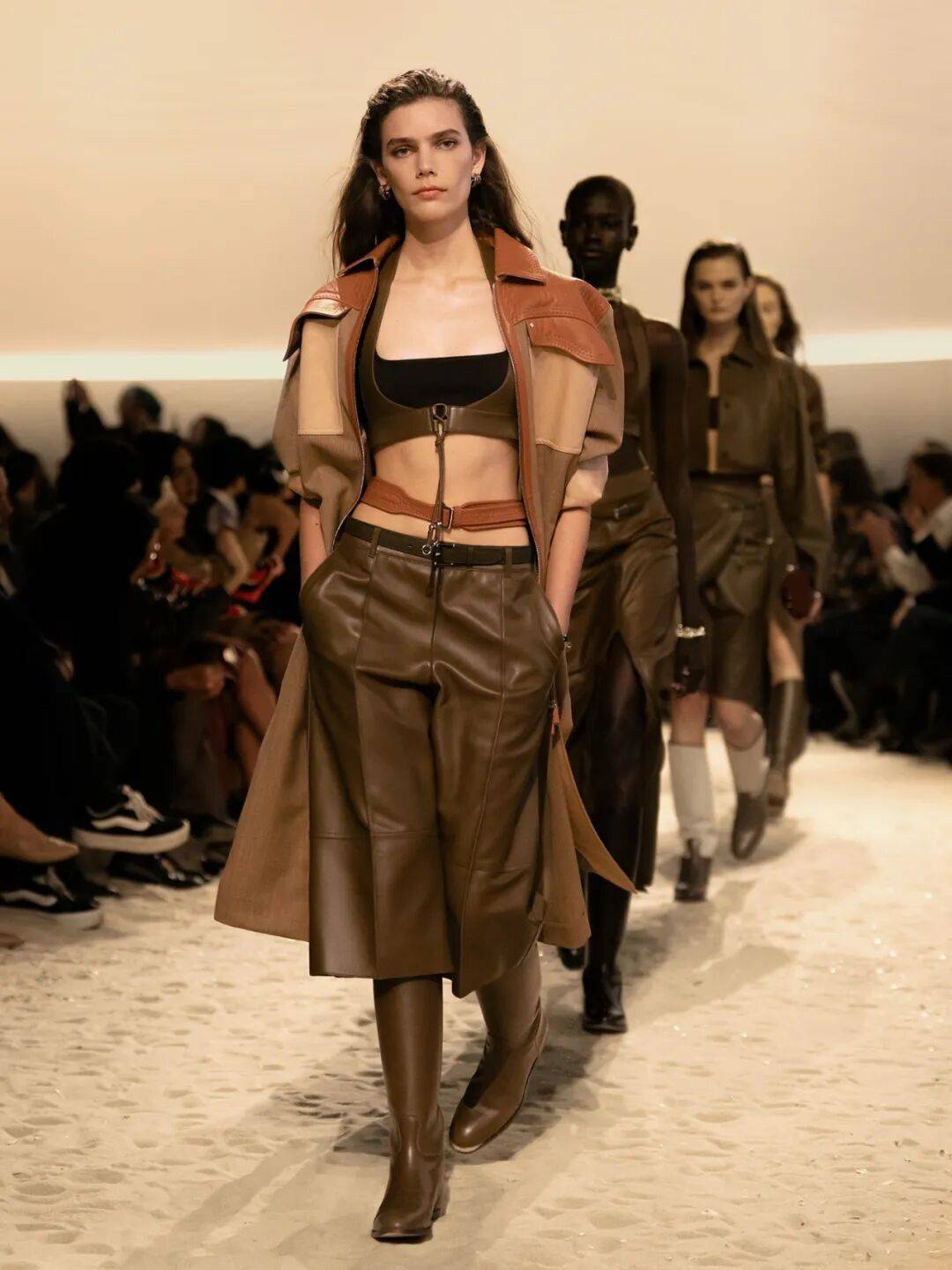 Hermès的女骑士<strong></p>
<p>以太坊币行情</strong>,在沙滩上自由驰骋