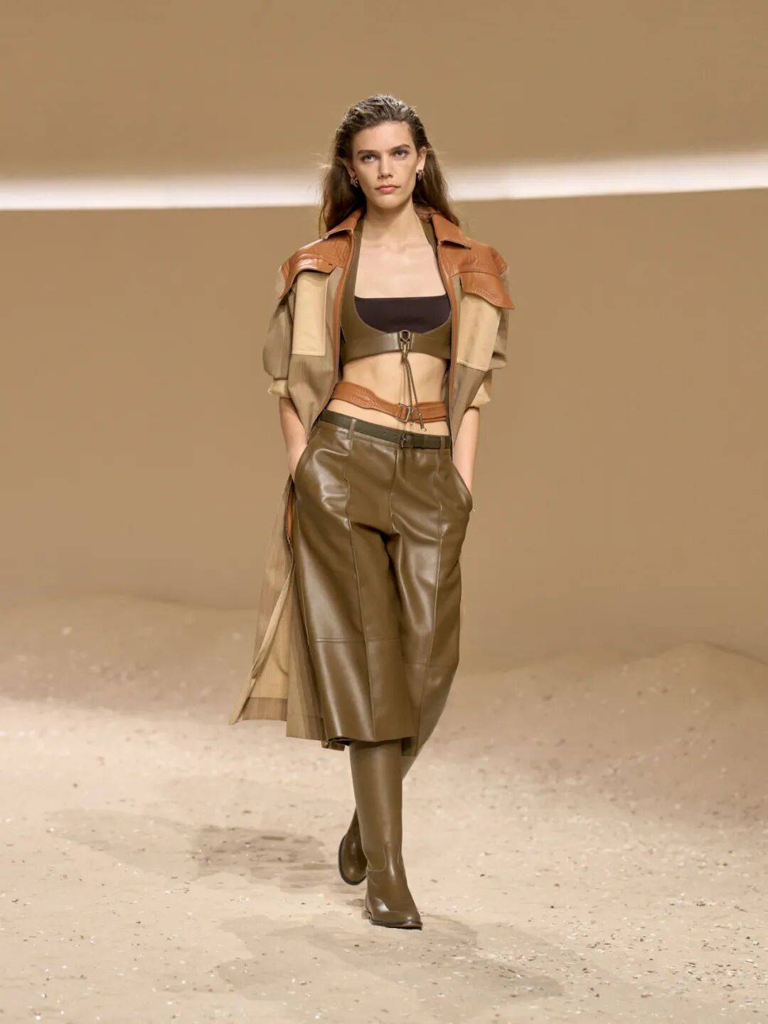 Hermès的女骑士<strong></p>
<p>以太坊币行情</strong>,在沙滩上自由驰骋