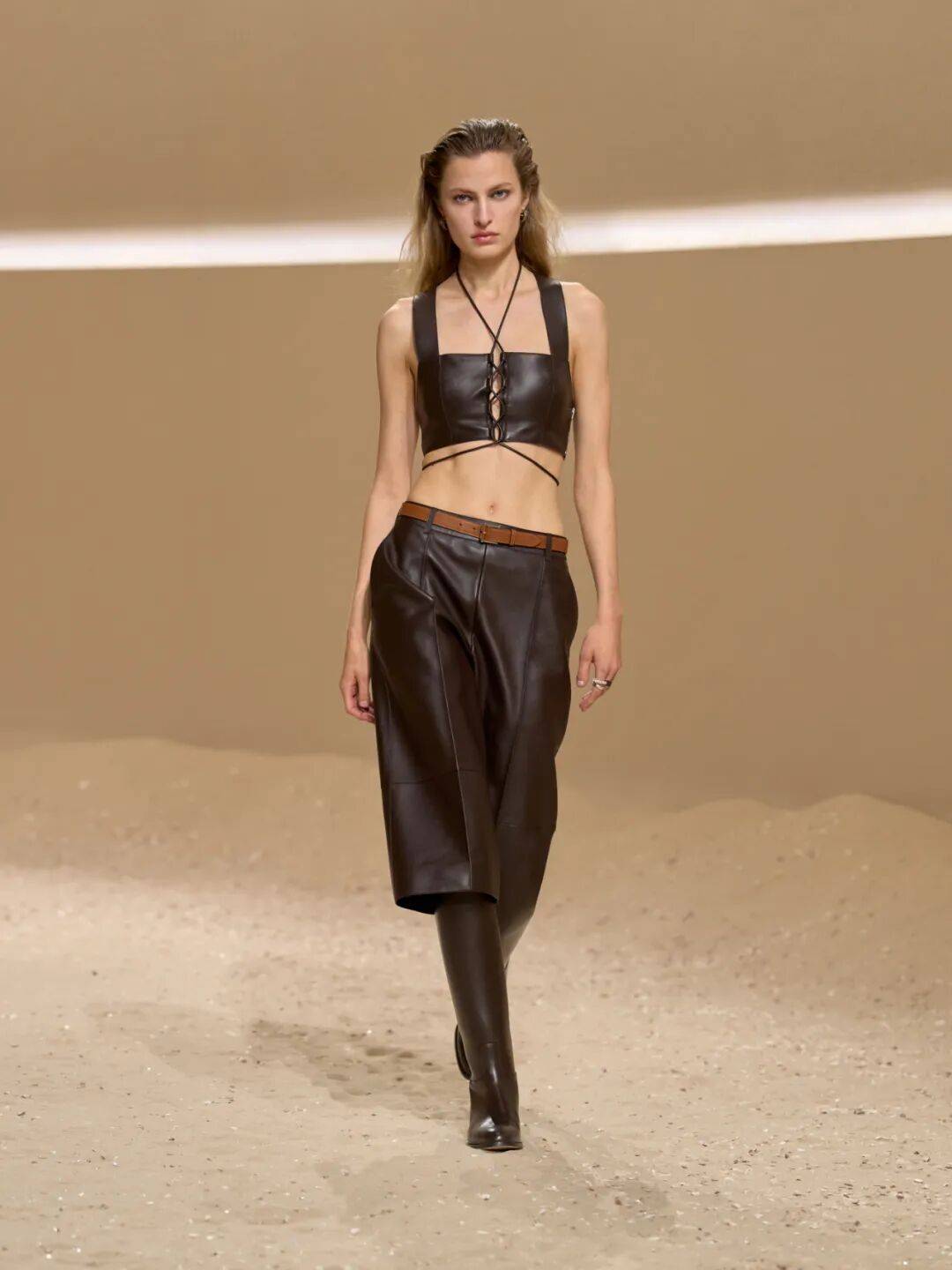 Hermès的女骑士<strong></p>
<p>以太坊币行情</strong>,在沙滩上自由驰骋