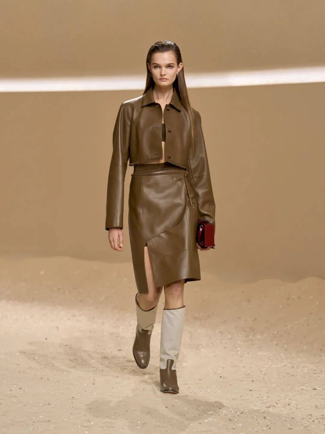 Hermès的女骑士<strong></p>
<p>以太坊币行情</strong>,在沙滩上自由驰骋