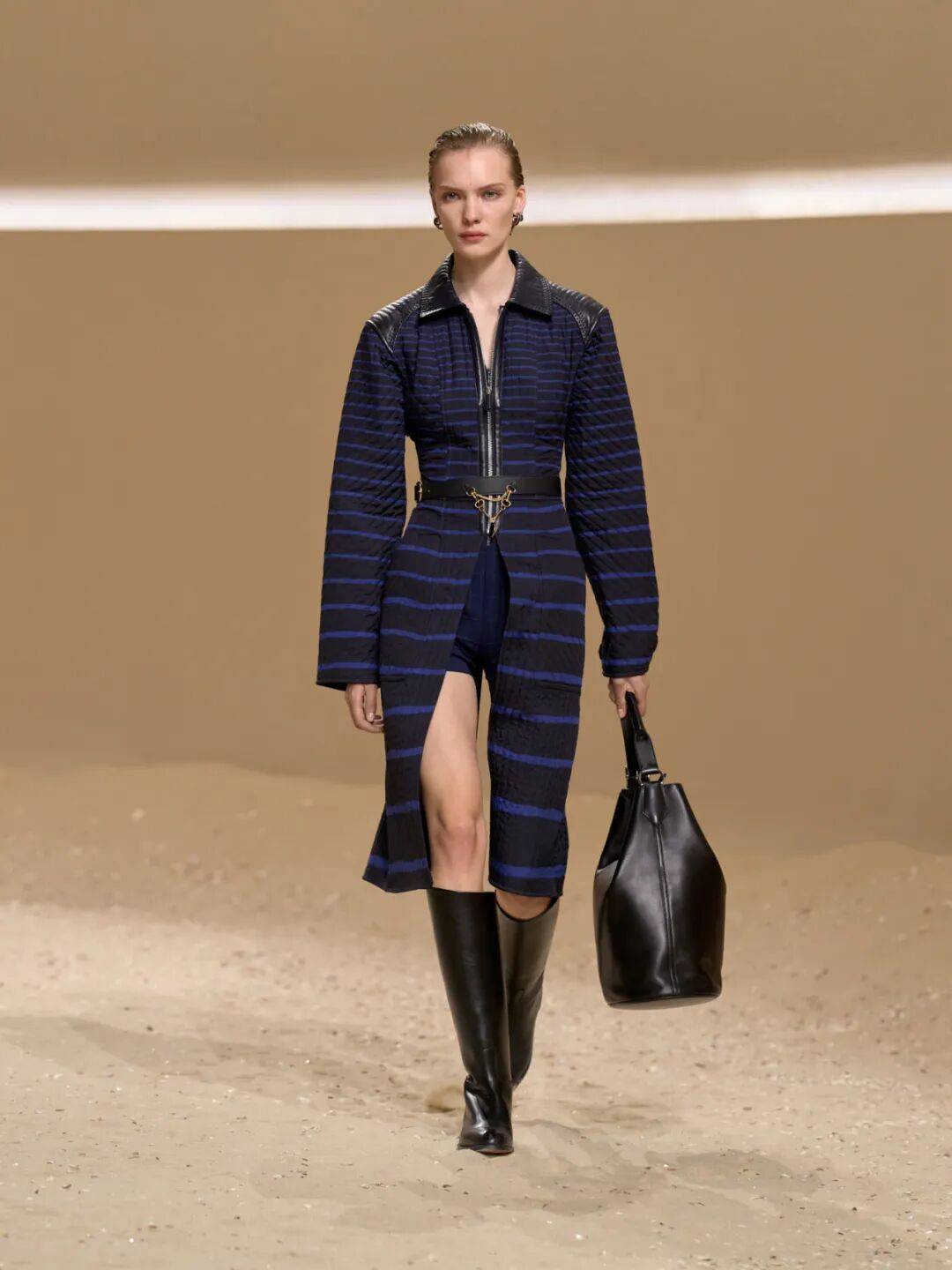 Hermès的女骑士<strong></p>
<p>以太坊币行情</strong>,在沙滩上自由驰骋