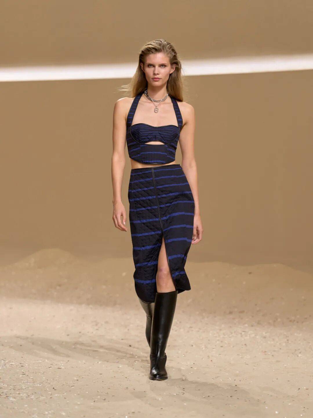 Hermès的女骑士<strong></p>
<p>以太坊币行情</strong>,在沙滩上自由驰骋