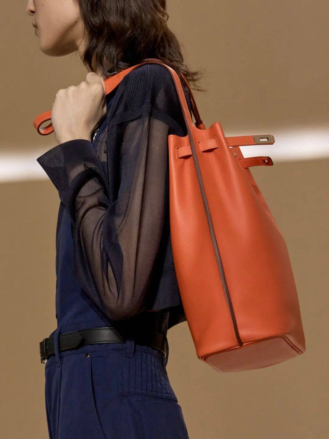 Hermès的女骑士<strong></p>
<p>以太坊币行情</strong>,在沙滩上自由驰骋