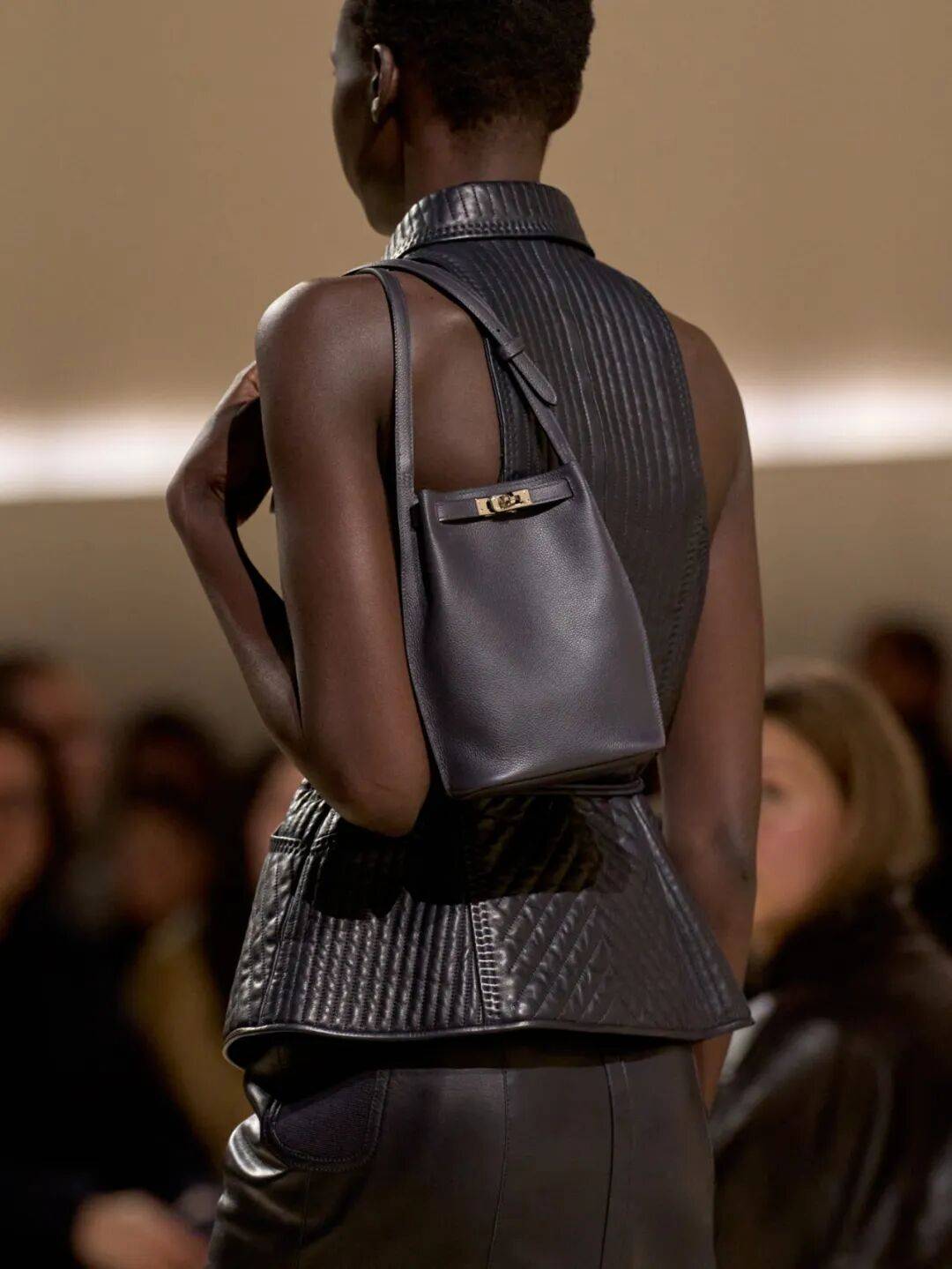 Hermès的女骑士<strong></p>
<p>以太坊币行情</strong>,在沙滩上自由驰骋