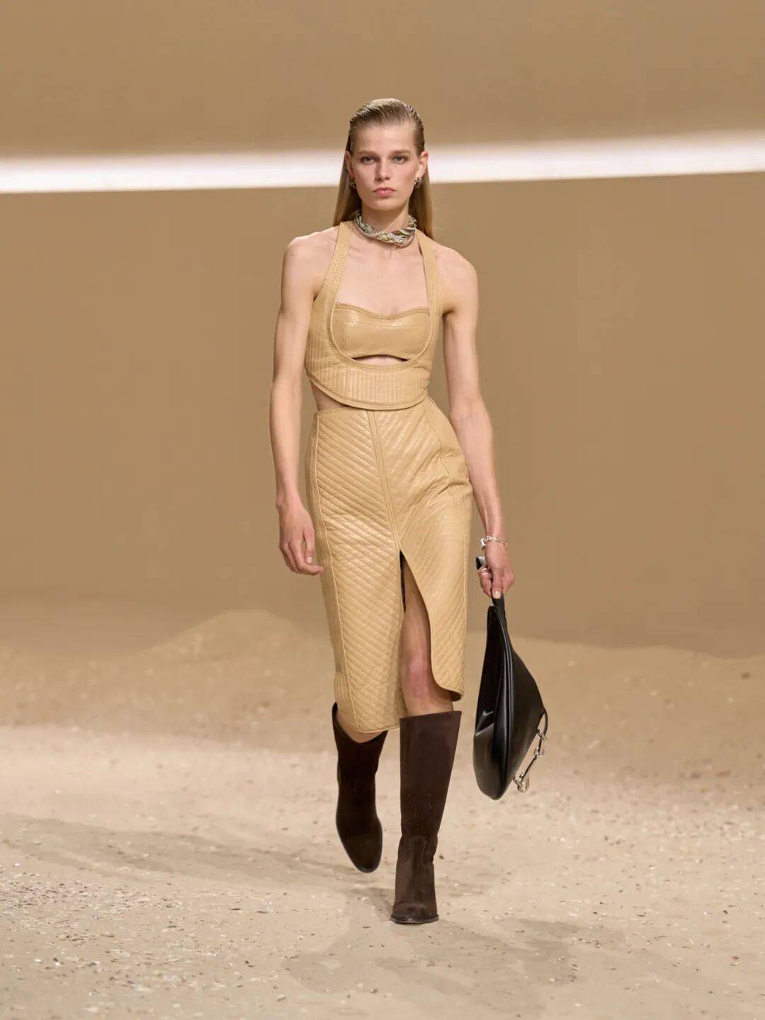 Hermès的女骑士<strong></p>
<p>以太坊币行情</strong>,在沙滩上自由驰骋