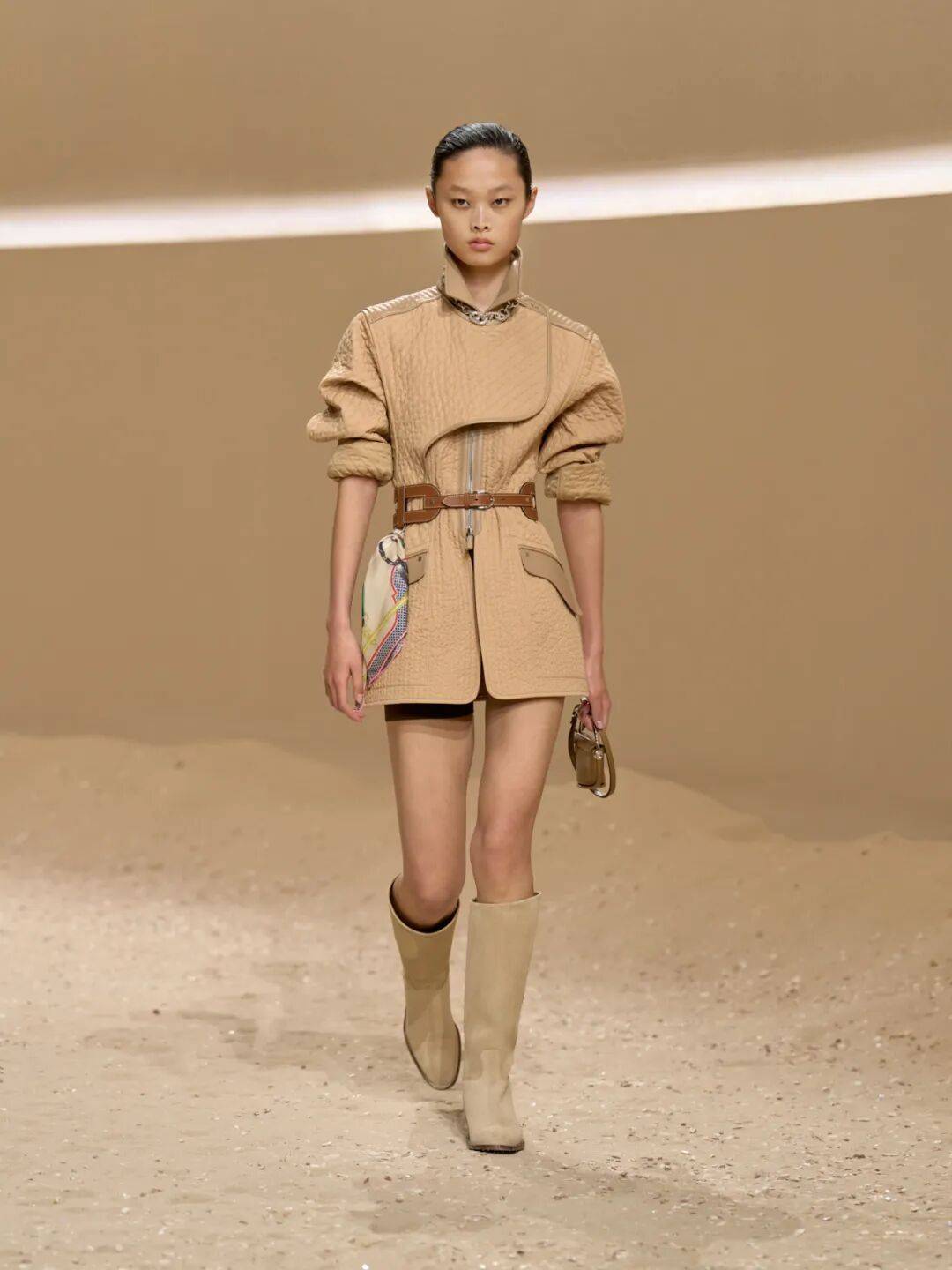 Hermès的女骑士<strong></p>
<p>以太坊币行情</strong>,在沙滩上自由驰骋