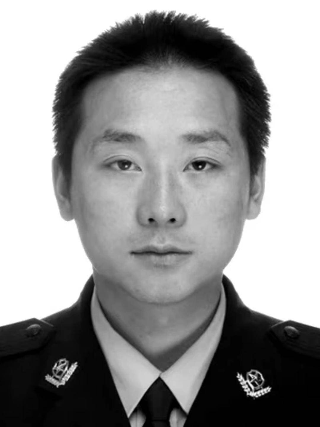 含泪送别!四川屏山县公安局副局长李虎办案途中坠江牺牲:“怕个啥<strong></p>
<p>以太坊币行情</strong>,干就是!”是他的口头禅