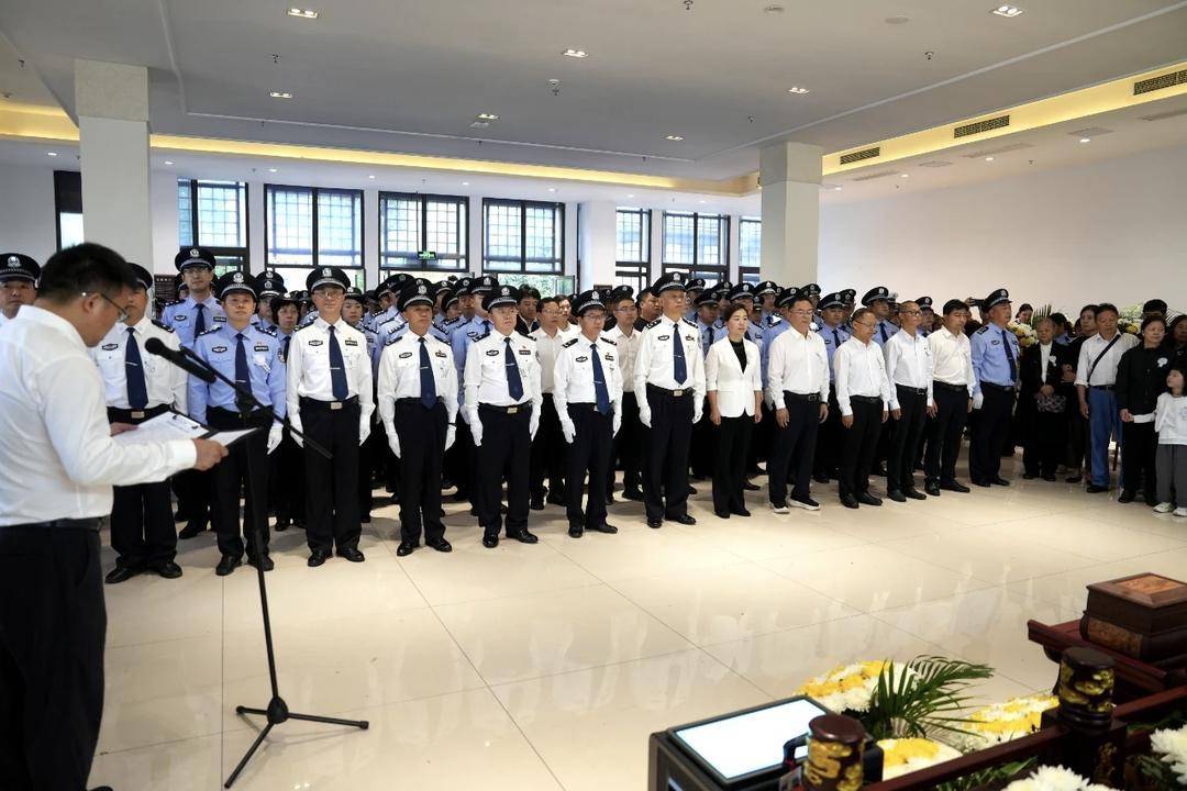 含泪送别!四川屏山县公安局副局长李虎办案途中坠江牺牲:“怕个啥<strong></p>
<p>以太坊币行情</strong>,干就是!”是他的口头禅